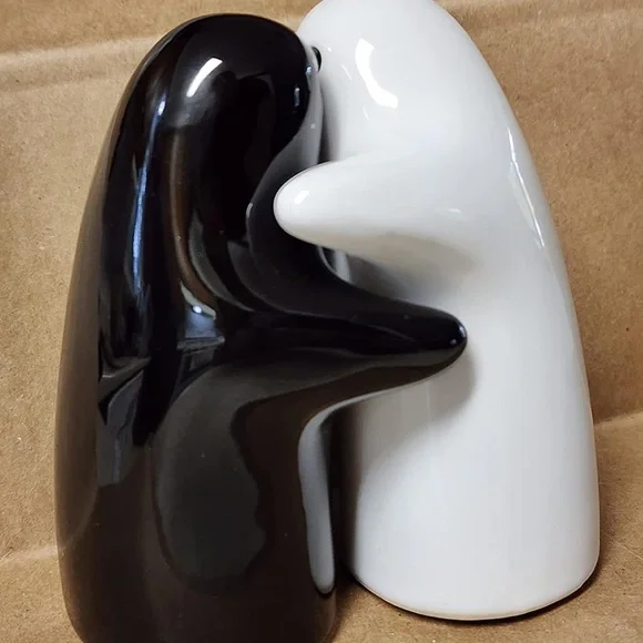 Halloween black and white hugging ghost salt and pepper shaker - Picture 5 of 5